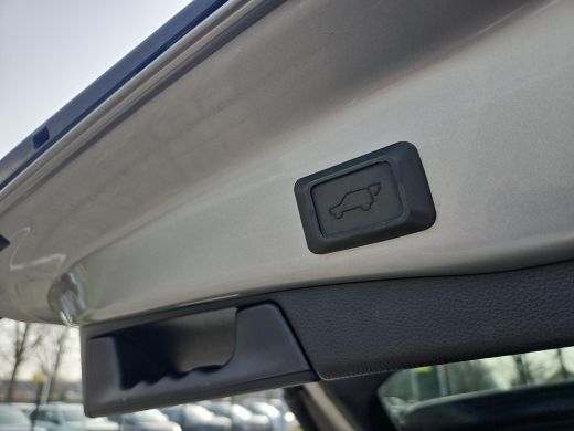 Toyota RAV4 2.5 Hybrid AWD Bi-Tone ActivLease financial lease