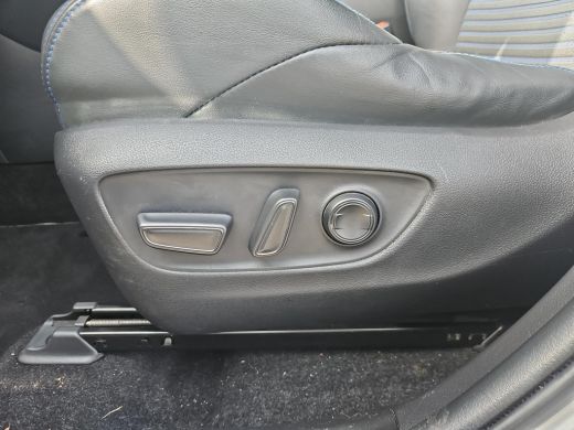 Toyota RAV4 2.5 Hybrid AWD Bi-Tone ActivLease financial lease