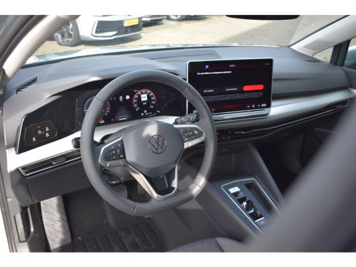 Volkswagen Golf Life Edition eHybrid | 'App-Connect' draadloze smartphone integratie | Achterbank in ongelijke de... ActivLease financial lease