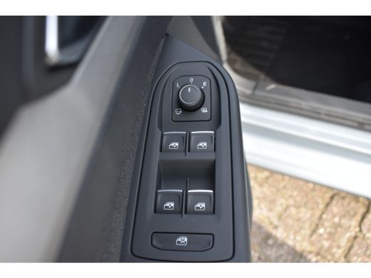 Volkswagen Golf Life Edition eHybrid | 'App-Connect' draadloze smartphone integratie | Achterbank in ongelijke de... ActivLease financial lease