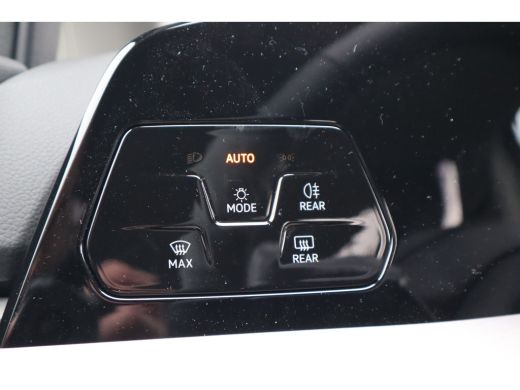 Volkswagen Golf Life Edition eHybrid | 'App-Connect' draadloze smartphone integratie | Achterbank in ongelijke de... ActivLease financial lease