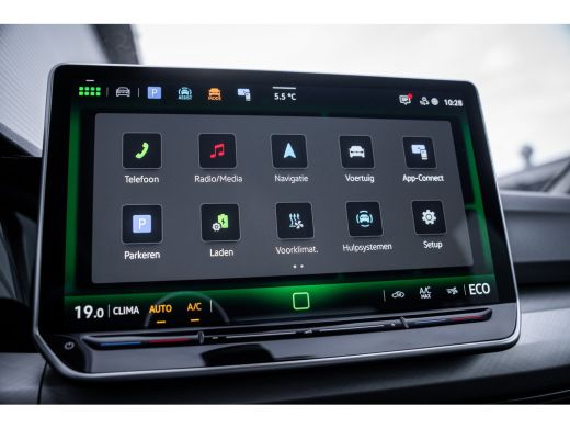 Volkswagen Golf Life Edition eHybrid | 'App-Connect' draadloze smartphone integratie | Achterbank in ongelijke de... ActivLease financial lease