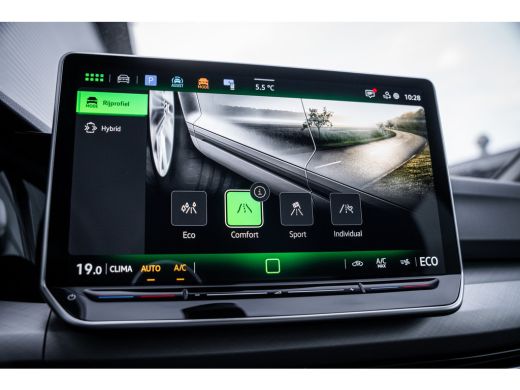 Volkswagen Golf Life Edition eHybrid | 'App-Connect' draadloze smartphone integratie | Achterbank in ongelijke de... ActivLease financial lease