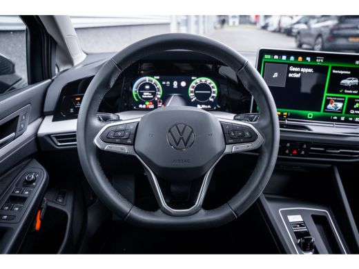 Volkswagen Golf Life Edition eHybrid | 'App-Connect' draadloze smartphone integratie | Achterbank in ongelijke de... ActivLease financial lease