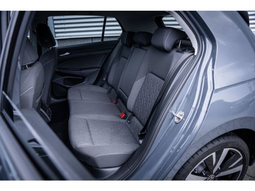 Volkswagen Golf Life Edition eHybrid | 'App-Connect' draadloze smartphone integratie | Achterbank in ongelijke de... ActivLease financial lease