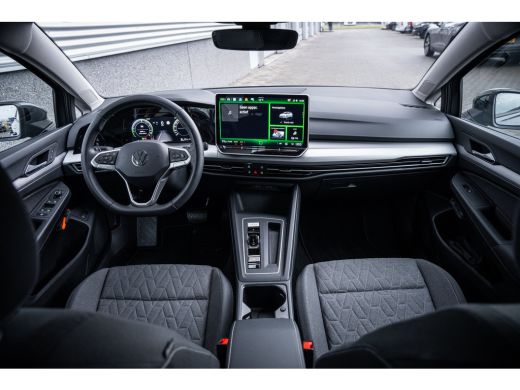 Volkswagen Golf Life Edition eHybrid | 'App-Connect' draadloze smartphone integratie | Achterbank in ongelijke de... ActivLease financial lease