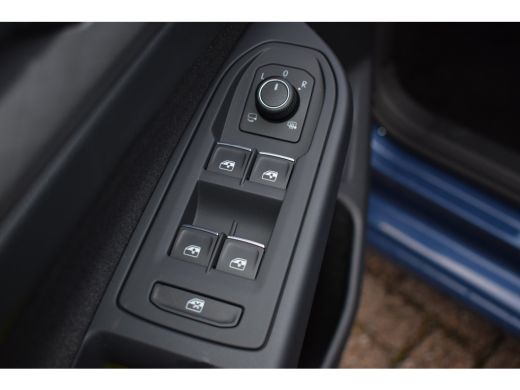 Volkswagen Golf Life Edition eHybrid | 'App-Connect' draadloze smartphone integratie | Achterbank in ongelijke de... ActivLease financial lease