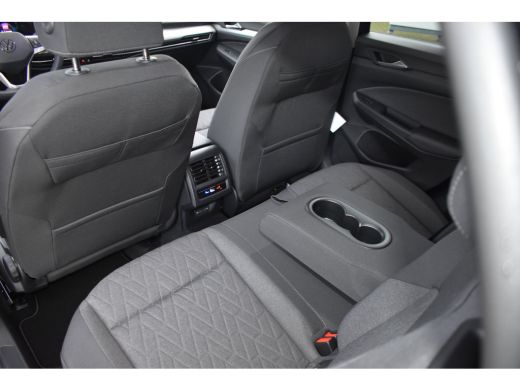 Volkswagen Golf Life Edition eHybrid | 'App-Connect' draadloze smartphone integratie | Achterbank in ongelijke de... ActivLease financial lease