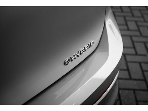 Volkswagen Golf Life Edition eHybrid | 'App-Connect' draadloze smartphone integratie | Achterbank in ongelijke de... ActivLease financial lease