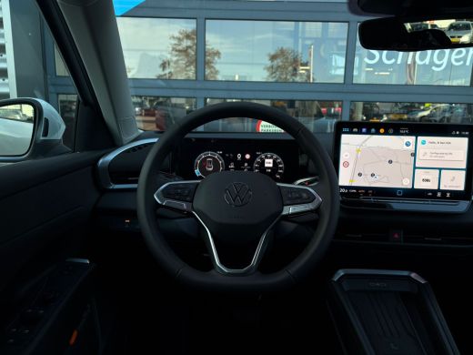 Volkswagen T-Roc Life First Edition | 'App-Connect' draadloze smartphone integratie | Automatische afstandsregelin... ActivLease financial lease