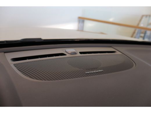 Volvo  XC40 B4 197PK Plus Dark | Trekhaak | 19" all season | Verw. voorruit | Power seats ActivLease financial lease