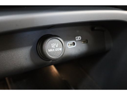 Volvo  XC40 B4 197PK Plus Dark | Trekhaak | 19" all season | Verw. voorruit | Power seats ActivLease financial lease