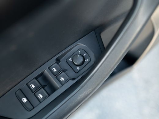 Skoda Karoq 1.5 TSI ACT Sportline Business | Elk. A-klep | 19'' | Camera | Prijs Rijklaar!! ActivLease financial lease