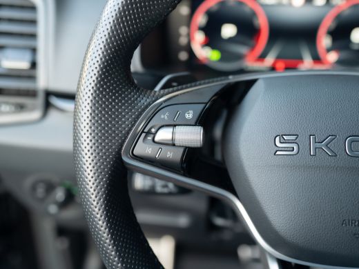 Skoda Karoq 1.5 TSI ACT Sportline Business | Elk. A-klep | 19'' | Camera | Prijs Rijklaar!! ActivLease financial lease