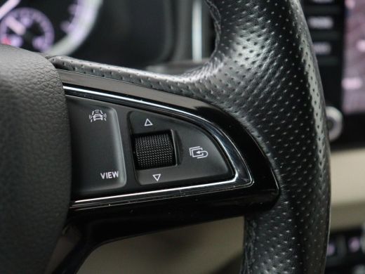 Skoda Karoq 1.5 TSI Business Edition | Panoramadak | Leder | Stoelverwarming | Adaptive cruise | Side Assist ... ActivLease financial lease