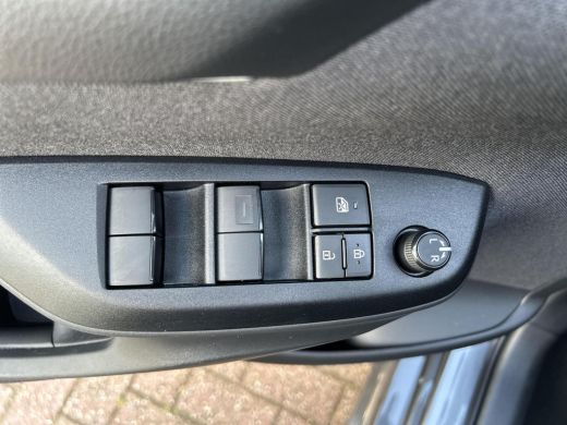 Toyota Yaris 1.5 Hybrid 115 First Edition ActivLease financial lease