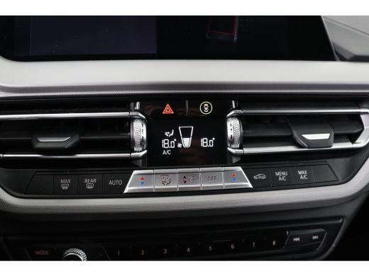 BMW 1 Serie 118i Executive Edition | Trekhaak afn. | Climate Control | Parkeersensoren | Navigatie | Apple Ca... ActivLease financial lease