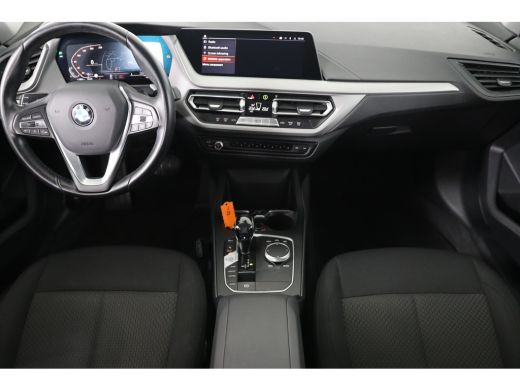 BMW 1 Serie 118i Executive Edition | Trekhaak afn. | Climate Control | Parkeersensoren | Navigatie | Apple Ca... ActivLease financial lease