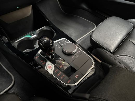 BMW 1 Serie 118i Sportline Automaat (APPLE CARPLAY, DEALER ONDERHOUDEN, GROOT NAVI, LEDER, CAMERA, STOELVERWA... ActivLease financial lease