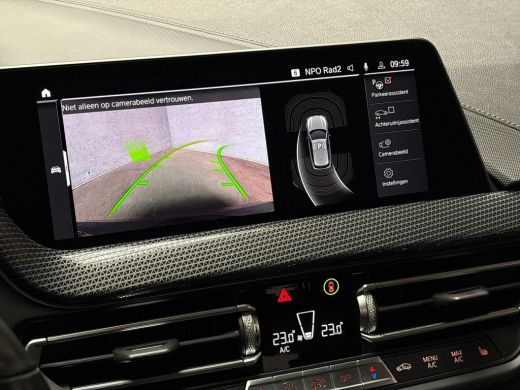 BMW 1 Serie 118i Sportline Automaat (APPLE CARPLAY, DEALER ONDERHOUDEN, GROOT NAVI, LEDER, CAMERA, STOELVERWA... ActivLease financial lease