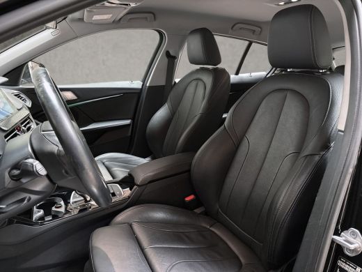 BMW 1 Serie 118i Sportline Automaat (APPLE CARPLAY, DEALER ONDERHOUDEN, GROOT NAVI, LEDER, CAMERA, STOELVERWA... ActivLease financial lease