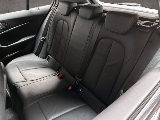 BMW 1 Serie 118i Sportline Automaat (APPLE CARPLAY, DEALER ONDERHOUDEN, GROOT NAVI, LEDER, CAMERA, STOELVERWA... ActivLease financial lease