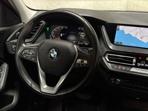 BMW 1 Serie 118i Sportline Automaat (APPLE CARPLAY, DEALER ONDERHOUDEN, GROOT NAVI, LEDER, CAMERA, STOELVERWA... ActivLease financial lease