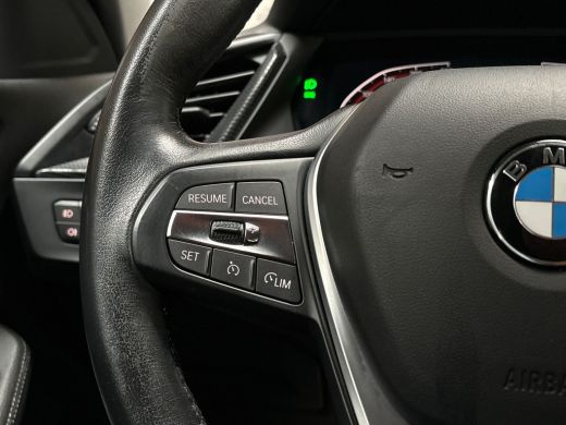 BMW 1 Serie 118i Sportline Automaat (APPLE CARPLAY, DEALER ONDERHOUDEN, GROOT NAVI, LEDER, CAMERA, STOELVERWA... ActivLease financial lease