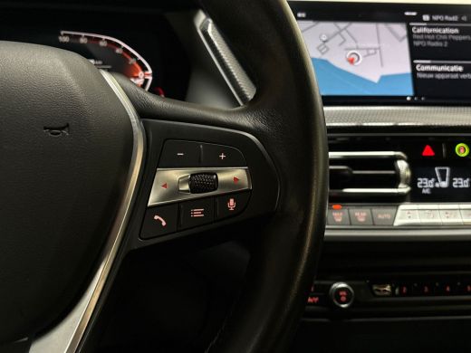 BMW 1 Serie 118i Sportline Automaat (APPLE CARPLAY, DEALER ONDERHOUDEN, GROOT NAVI, LEDER, CAMERA, STOELVERWA... ActivLease financial lease