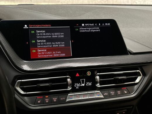 BMW 1 Serie 118i Sportline Automaat (APPLE CARPLAY, DEALER ONDERHOUDEN, GROOT NAVI, LEDER, CAMERA, STOELVERWA... ActivLease financial lease