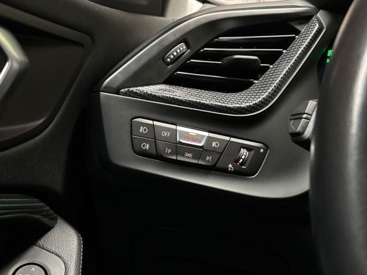 BMW 1 Serie 118i Sportline Automaat (APPLE CARPLAY, DEALER ONDERHOUDEN, GROOT NAVI, LEDER, CAMERA, STOELVERWA... ActivLease financial lease