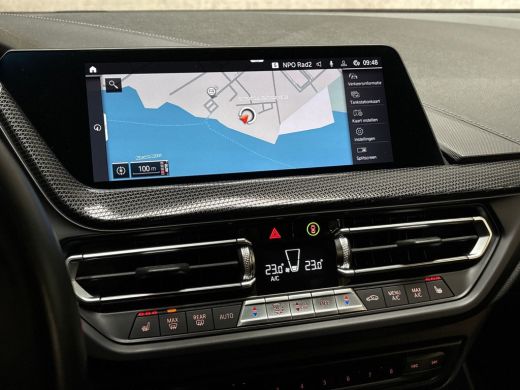 BMW 1 Serie 118i Sportline Automaat (APPLE CARPLAY, DEALER ONDERHOUDEN, GROOT NAVI, LEDER, CAMERA, STOELVERWA... ActivLease financial lease