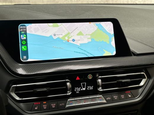 BMW 1 Serie 118i Sportline Automaat (APPLE CARPLAY, DEALER ONDERHOUDEN, GROOT NAVI, LEDER, CAMERA, STOELVERWA... ActivLease financial lease