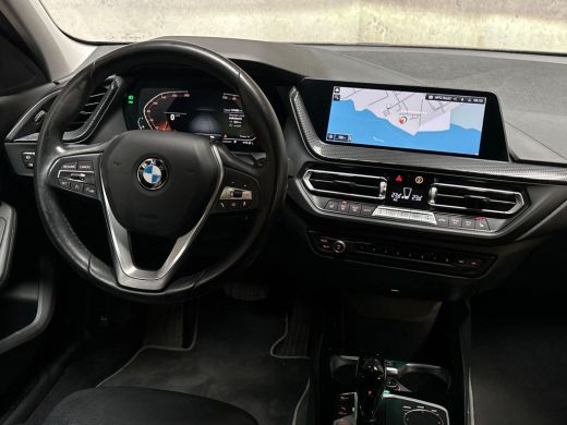 BMW 1 Serie 118i Sportline Automaat (APPLE CARPLAY, DEALER ONDERHOUDEN, GROOT NAVI, LEDER, CAMERA, STOELVERWA... ActivLease financial lease