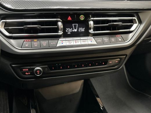 BMW 1 Serie 118i Sportline Automaat (APPLE CARPLAY, DEALER ONDERHOUDEN, GROOT NAVI, LEDER, CAMERA, STOELVERWA... ActivLease financial lease