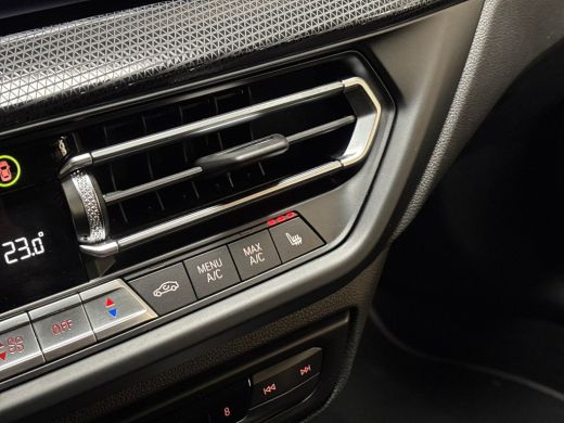 BMW 1 Serie 118i Sportline Automaat (APPLE CARPLAY, DEALER ONDERHOUDEN, GROOT NAVI, LEDER, CAMERA, STOELVERWA... ActivLease financial lease