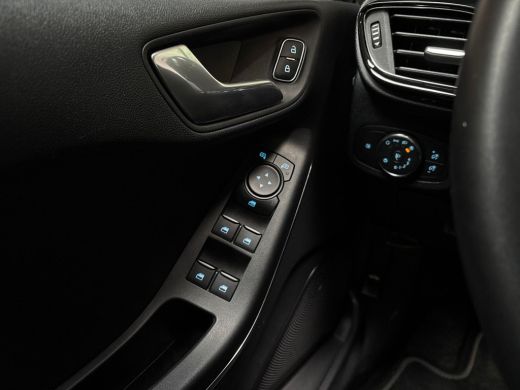 Ford Fiesta 1.0 EcoBoost Titanium (APPLE CARPLAY, GROOT NAVI, CLIMATE, PARKEERSENSOREN, SPORTSTOELEN, GETINT ... ActivLease financial lease