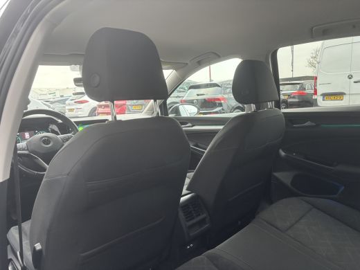 Volkswagen Golf 1.5 TSI Style | Trekhaak | Sfeerverlichting | Stoel & Stuurverwarming | Adaptieve Cruise ActivLease financial lease