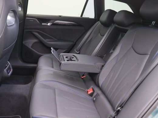 Volkswagen Passat Variant 1.5 eHybrid R-Line Edition 272PK DSG SOH 100%, Pano-Schuifdak, Trekhaak, Black Style, Led... ActivLease financial lease