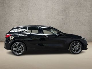 BMW 1 Serie 118i Sportline Automaat (APPLE CARPLAY, DEALER ONDERHOUDEN, GROOT NAVI, LEDER, CAMERA, STOELVERWA...