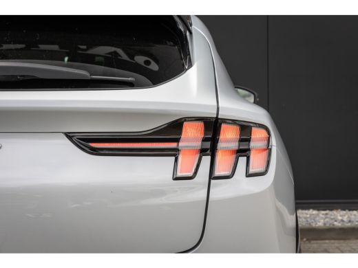 Ford Mustang Mach-E Mach-E AWD 75 kWh | Pano-dak | B&O audio | Standkachel | 360 Camera | Leder | Stuur, Stoel en Voo... ActivLease financial lease