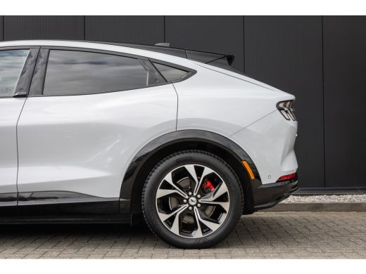 Ford Mustang Mach-E Mach-E AWD 75 kWh | Pano-dak | B&O audio | Standkachel | 360 Camera | Leder | Stuur, Stoel en Voo... ActivLease financial lease