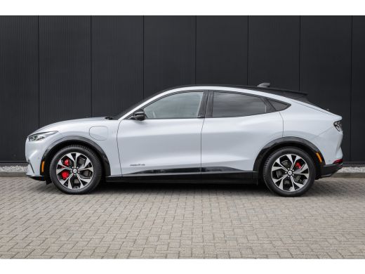 Ford Mustang Mach-E Mach-E AWD 75 kWh | Pano-dak | B&O audio | Standkachel | 360 Camera | Leder | Stuur, Stoel en Voo... ActivLease financial lease