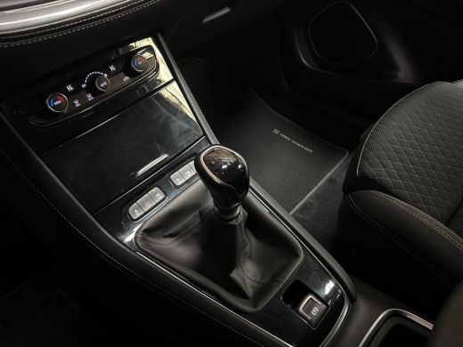 Opel Grandland X 1.2 Turbo Sport (APPLE CARPLAY, GROOT NAVI, CLIMATE, LEDER, TREKHAAK, KEYLESS, SPORTSTOELEN, GETI... ActivLease financial lease