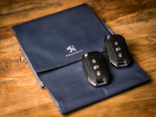 Peugeot 3008 1.2 PureTech Sport Automaat (APPLE CARPLAY, GROOT NAVI, TREKHAAK, PARKEERSENSOREN, SPORTSTOELEN, ... ActivLease financial lease