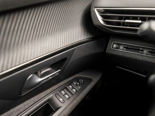 Peugeot 3008 1.2 PureTech Sport Automaat (APPLE CARPLAY, GROOT NAVI, TREKHAAK, PARKEERSENSOREN, SPORTSTOELEN, ... ActivLease financial lease