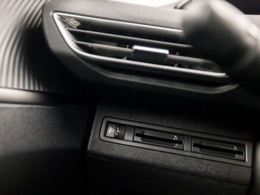 Peugeot 3008 1.2 PureTech Sport Automaat (APPLE CARPLAY, GROOT NAVI, TREKHAAK, PARKEERSENSOREN, SPORTSTOELEN, ... ActivLease financial lease