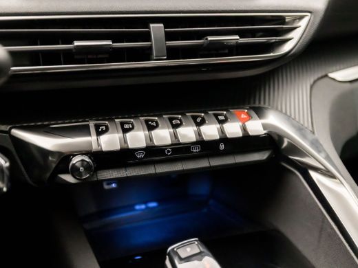 Peugeot 3008 1.2 PureTech Sport Automaat (APPLE CARPLAY, GROOT NAVI, TREKHAAK, PARKEERSENSOREN, SPORTSTOELEN, ... ActivLease financial lease