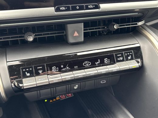 Toyota C-HR 2.0 Plug-in Hybrid 220 Executive **GEHEUGENSTOEL/ DODEHOEK DETEECTIE/ JBL AUDIO** ActivLease financial lease