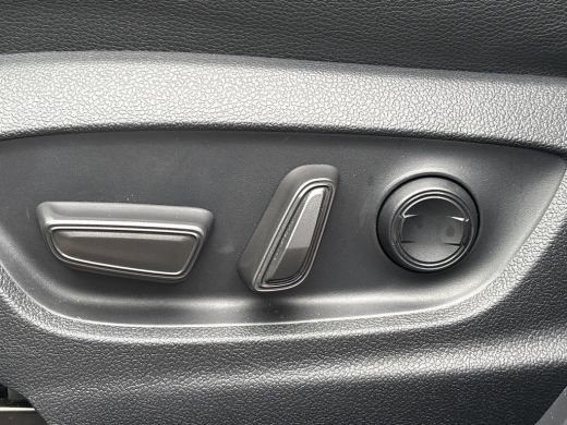 Toyota C-HR 2.0 Plug-in Hybrid 220 Executive **GEHEUGENSTOEL/ DODEHOEK DETEECTIE/ JBL AUDIO** ActivLease financial lease